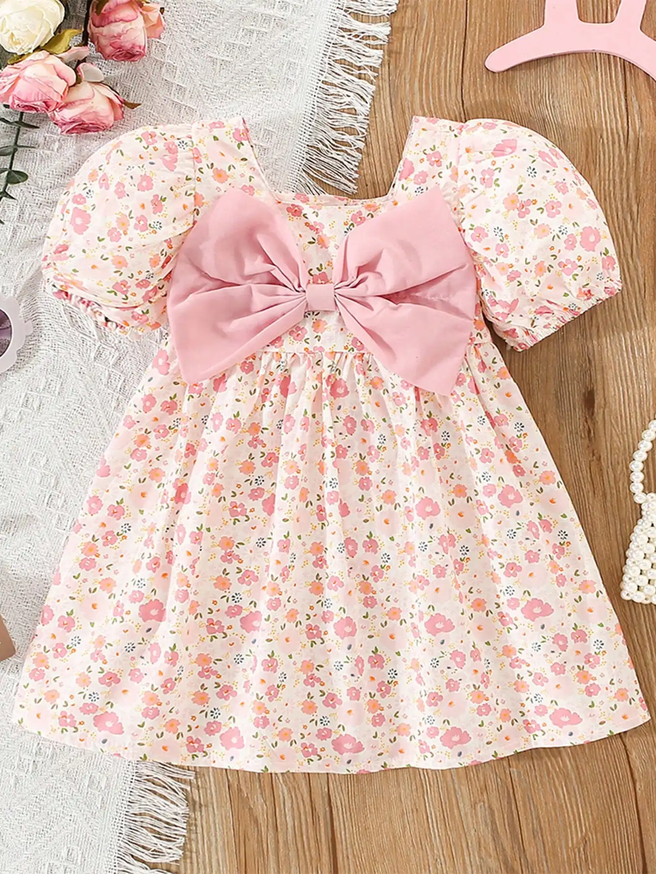 

Платье для маленьких девочек с цветочным принтом, квадратным вырезом, пышными рукавами и бантом.