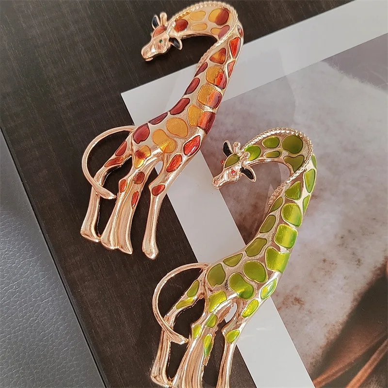 Vintage Creative Enamel Dripping Oil Giraffe Brooches for Women Trendy Casual Metal Animal Brooch Pins Personality Jewelry Gifts