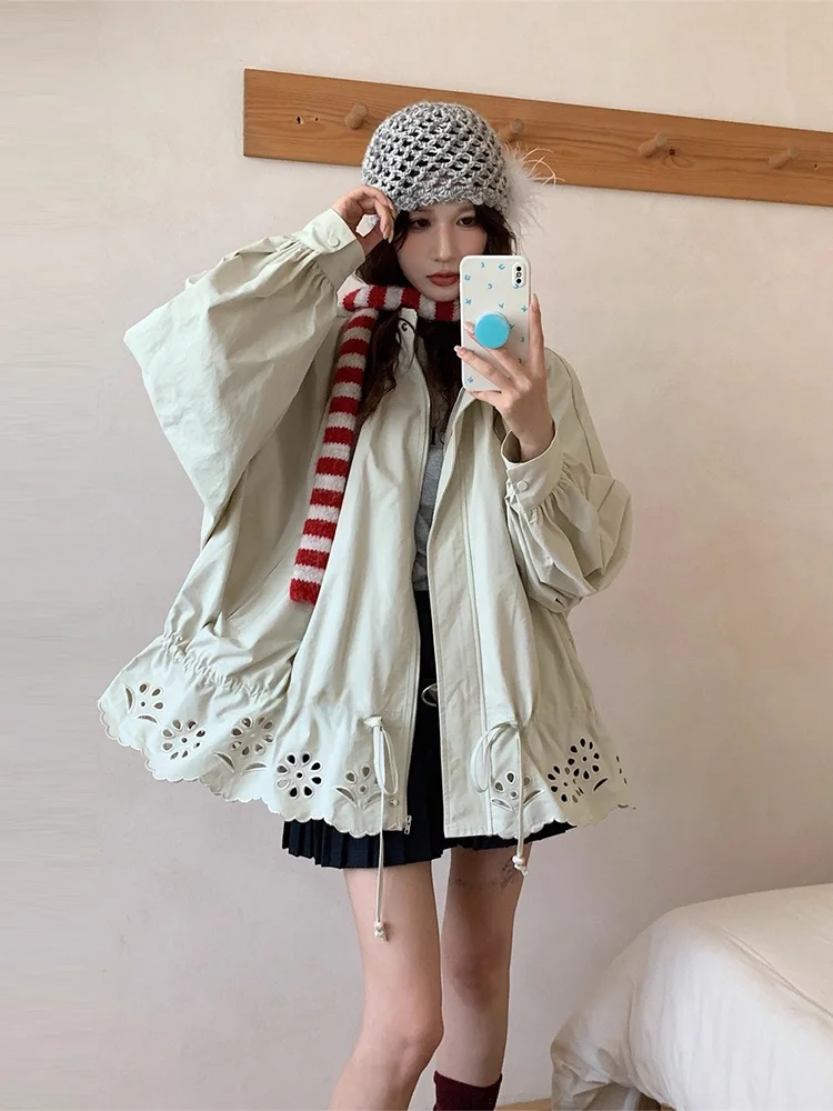 เสื้อโค้ทกันลมสไตล์เกาหลีสำหรับผู้หญิง ดีไซน์เก๋ไก๋สำหรับฤดูใบไม้ร่วง ทรงหลวม สบายๆ แขนยาว คอตั้ง แต่งรูระบายอากาศ มีเชือกผูก