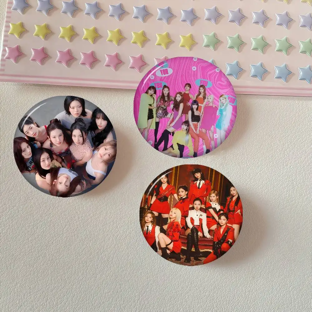 

Canvas Painting Kpop T-twice Cartoon Brooches Anime Badge Round Handmade Brooch Lapel Pins Jewelry For Backpack Clothes Gifts