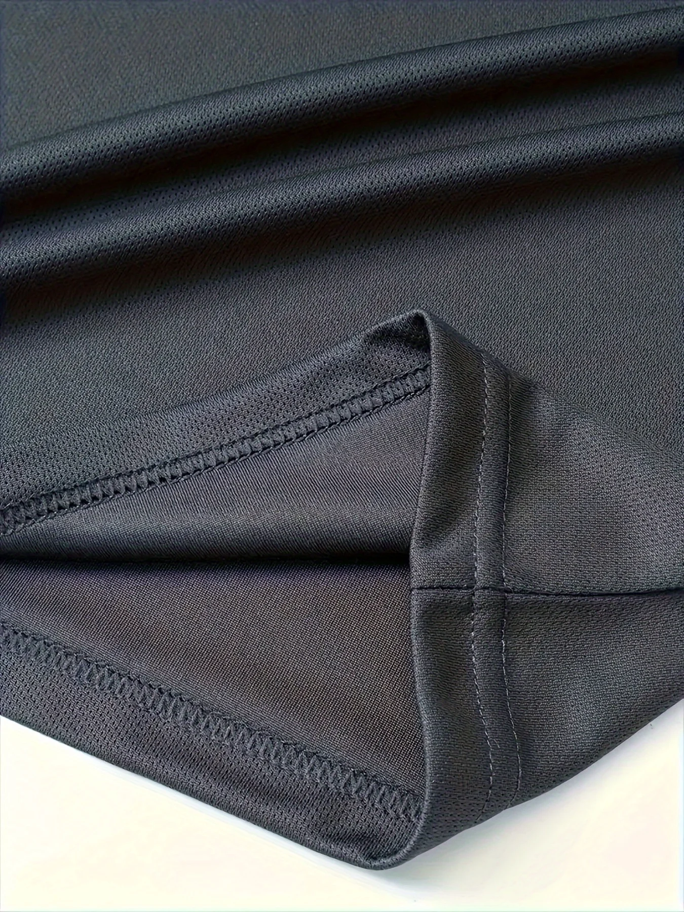 هذا تي شيرت مطبوع يجب اقتناؤه للرجال في الصيف. إنها ناعمة وقابلة للتنفس، تتميز برقبة دائرية وأكمام قصيرة، ومناسبة