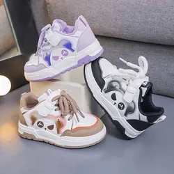 Nuove scarpe sportive per bambini con orsetto carino Scarpe da tavolo Scarpe da ginnastica antiscivolo per bambini Piccole scarpe bianche Scarpe casual in pelle PU per ragazzi alla moda