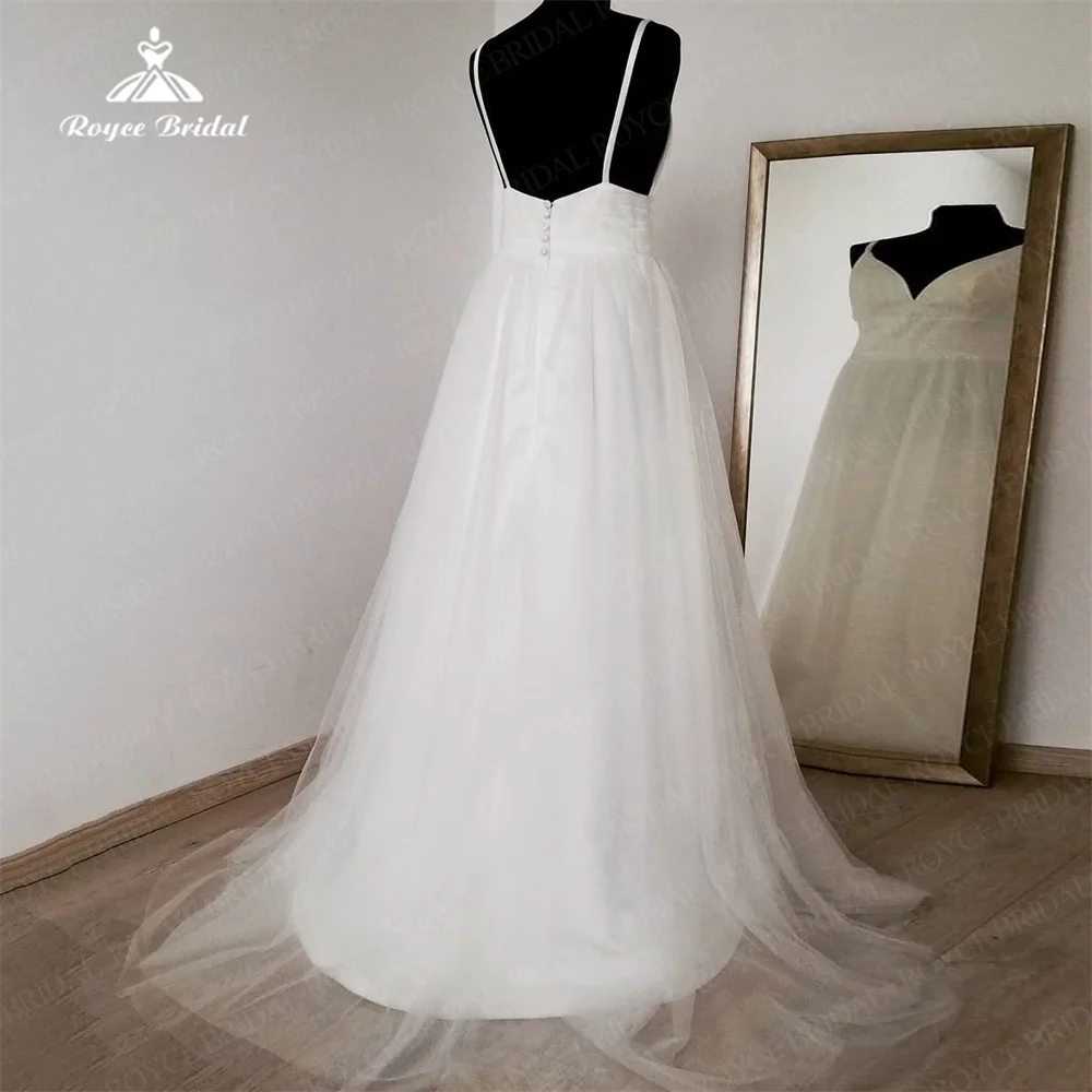 Um vestido de casamento com cintas de espaguete, vestidos de casamento formais, personalizar, tule decote em V, costas abertas com botão para a noiva, modesto