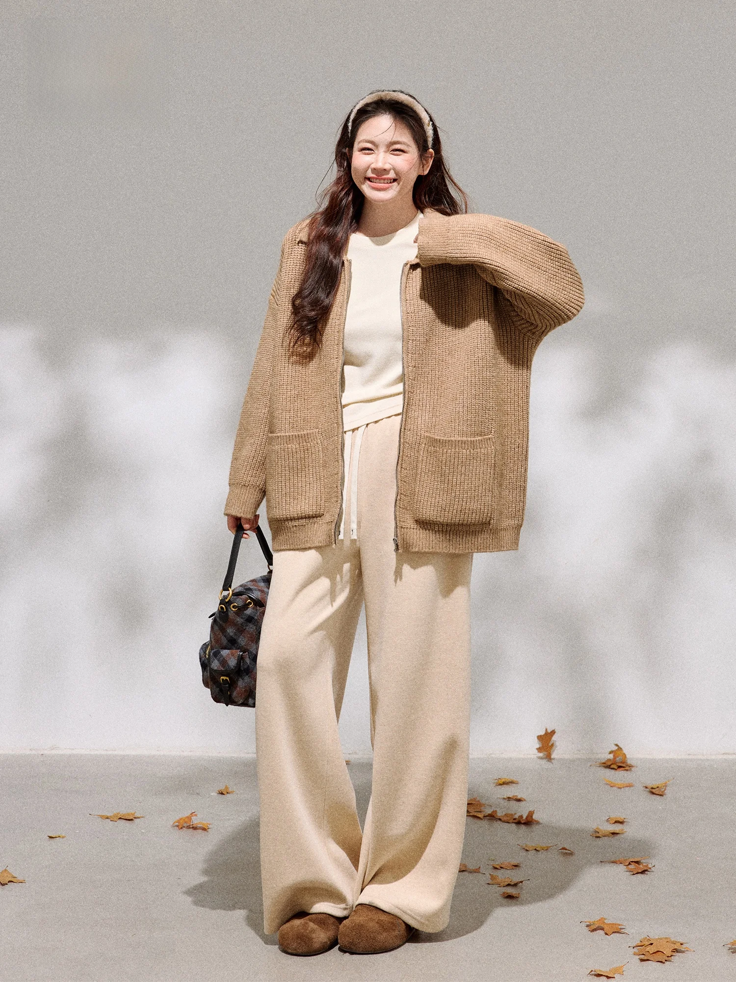 

Комплект: модный свитер-пальто и повседневные брюки больших размеров для женщин, цвет светло-кофейный, текстурированный, в расслабленном корейском стиле, с завышенной талией.