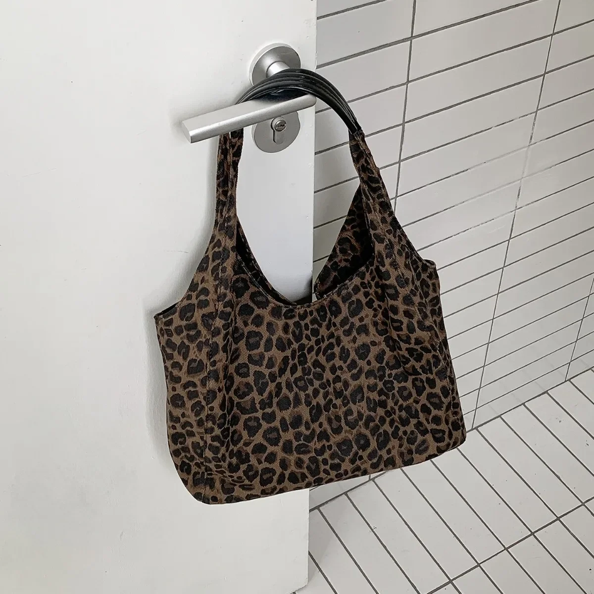 

Japanese Korean Ins modern Leopard Print Bag Stylish Casual Tote Canvas Bag Artistic Niche Versatile Student Shoulder Bag