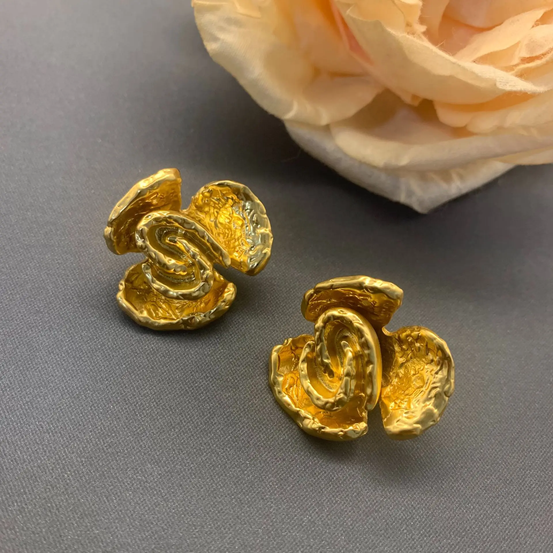 

Vintage Court 3D Flower Stud Earrings for Women Girl Luxury Charm Gold Metal Ear Stud Wedding Party Elegant Fine Jewelry Gift