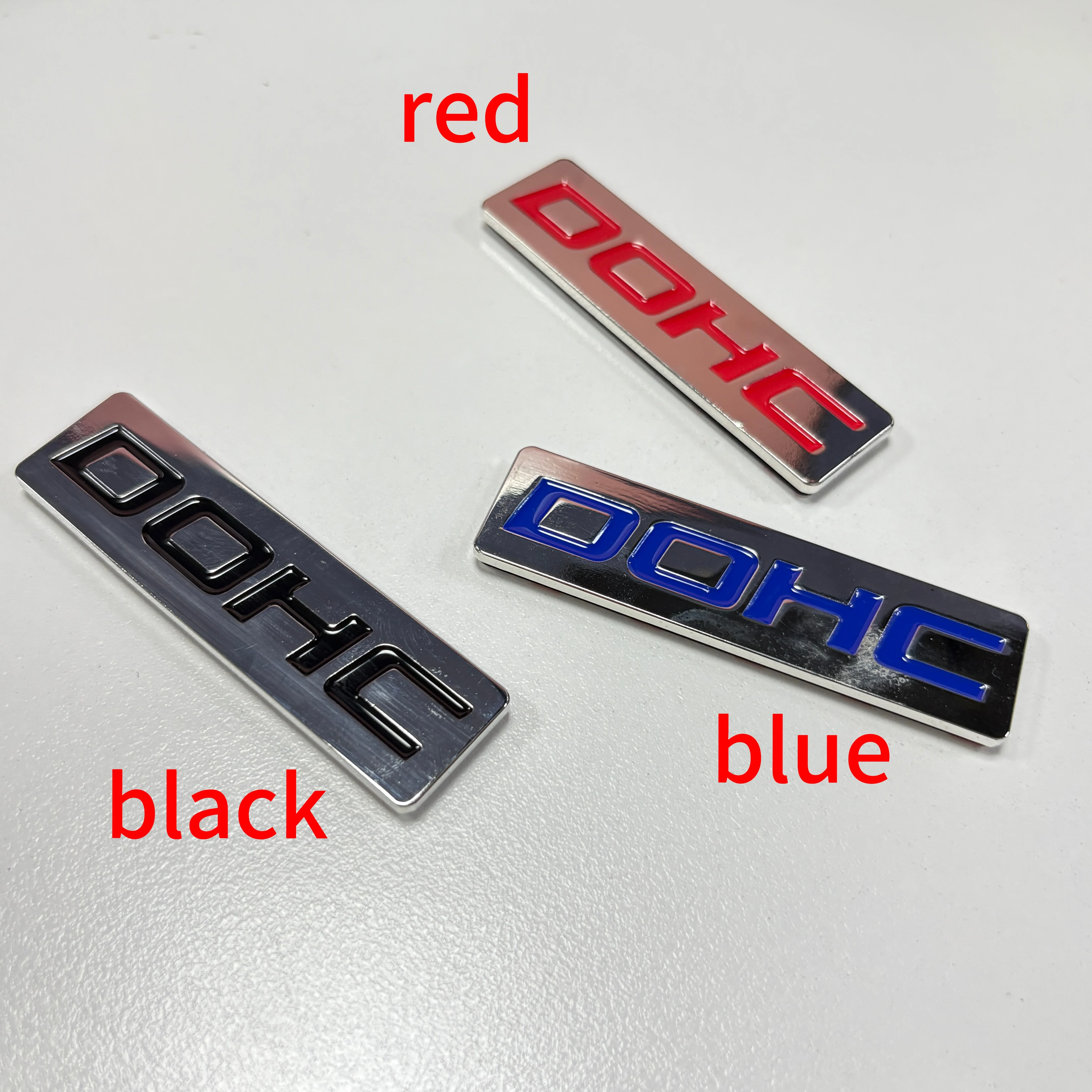 EMBLEMAT METALOWY DOHC MOTYR KORZYSTNYCH ZAWODÓW, NIEBIESKI / CZERWONY / CZARNY, NA BAGAŻNIK, MASKĘ, DRZWI, CHROMOWANY