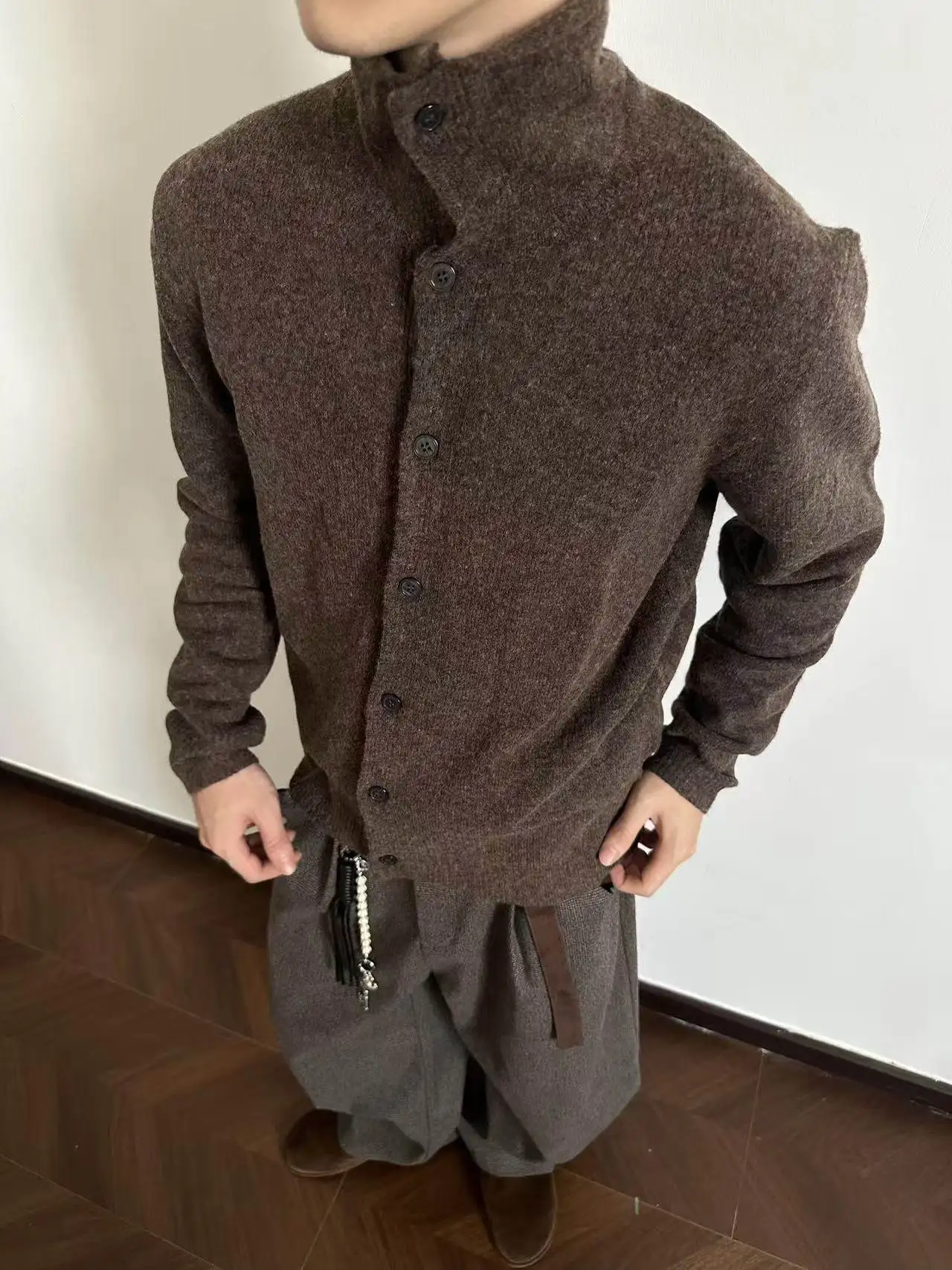 

Повседневный свободный коричневый кардиган с высоким воротником для молодых мужчин: осенне-зимняя универсальная верхняя одежда в стиле Cleanfit