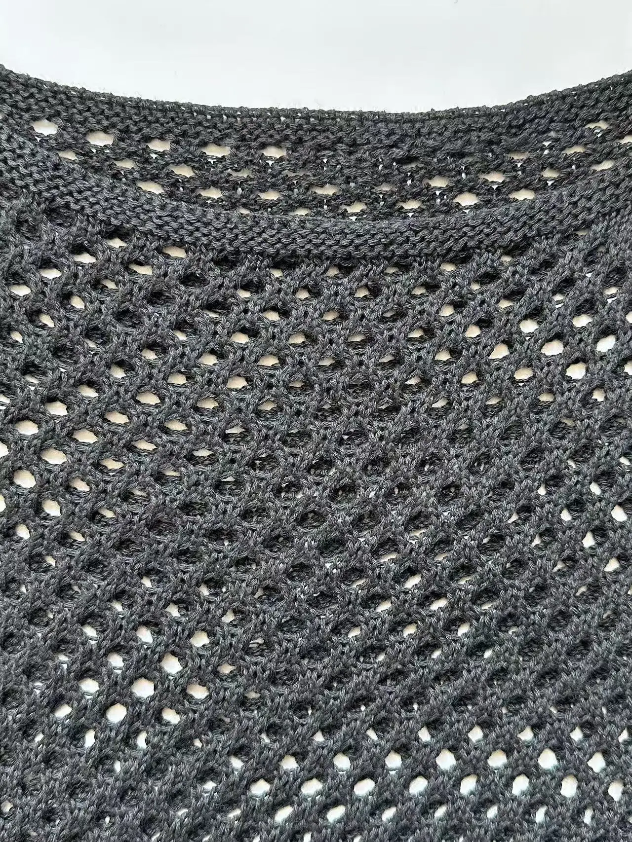 Lässiges, tailliertes Strick-Kurzkleid, Strandkleid mit seitlichem Tunnelzug und Cut-Outs, trendige Damen-Strandmode – Detail 10