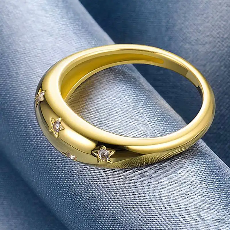 Huitan Goldfarbener Damen-Stern-Design-Ring mit funkelndem CZ, ästhetische Hochzeitsaccessoires, Verlobungsfeier, luxuriöser trendiger Schmuck