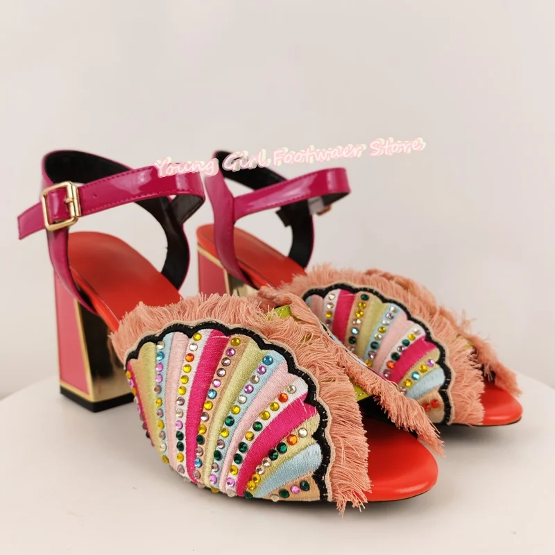 أحذية وردية بأشكال فريدة من نوعها على شكل مروحة مزخرفة بشراشيب صنادل مفتوحة من الأمام بكعب عالٍ غير تقليدي أحذية زفاف ملونة
