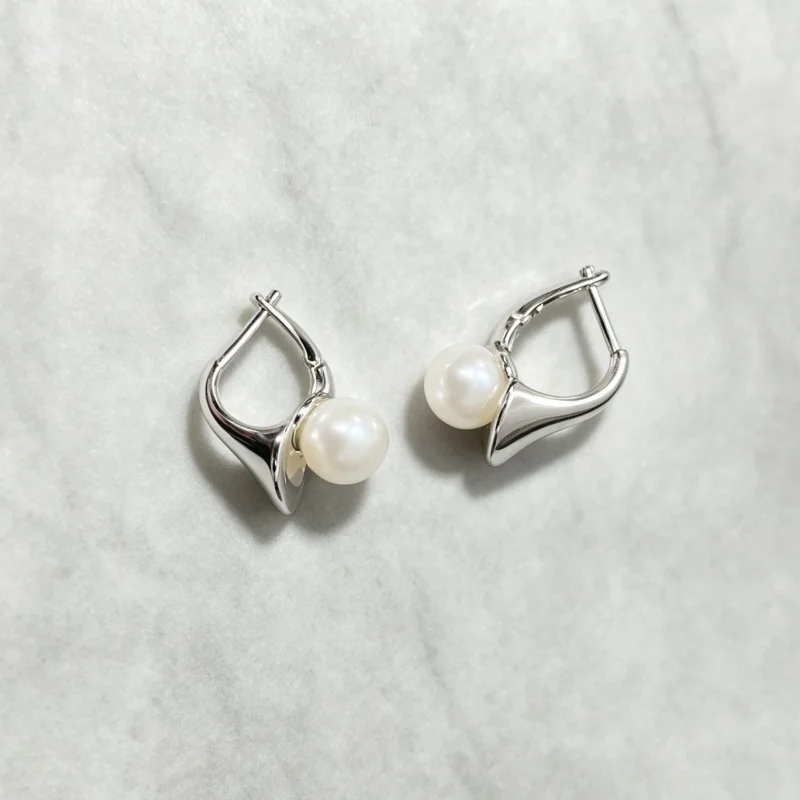 Minimally Exquisite, Niche, Light Luxury, High-end Trumpet Pearl, Personalized and Versatile Design, Commuting Earrings
