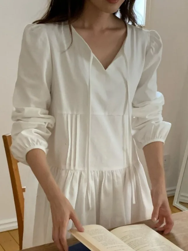 시크한 초봄 브이넥 리본 묶음 단색 달콤한 안티에이징 플리츠 버블 소매 루즈 드레스 여성 패션 봄 드레스