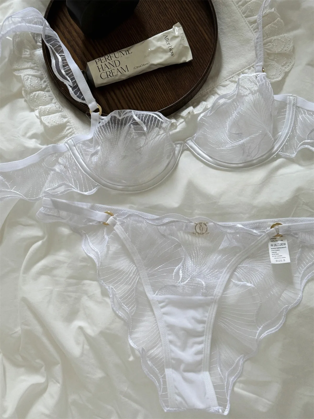 

Vintage white embroidery sexy lingerie with briefs suit women bras thin lace upturned bra suit underwear female