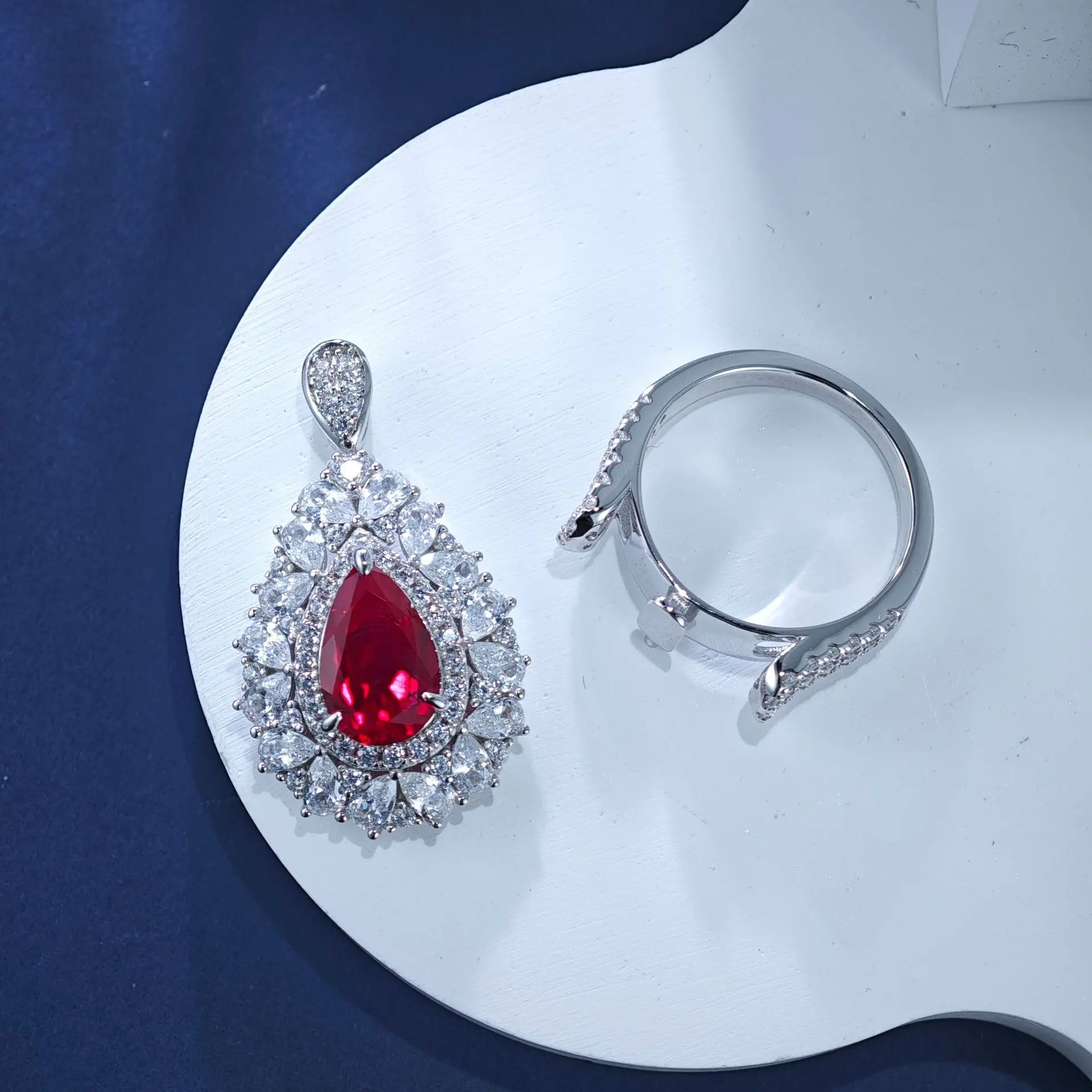 

Platinum PT950pure teardrop ruby ring - fashionable diamond-studded two-in-one pendant and bracelet set for women