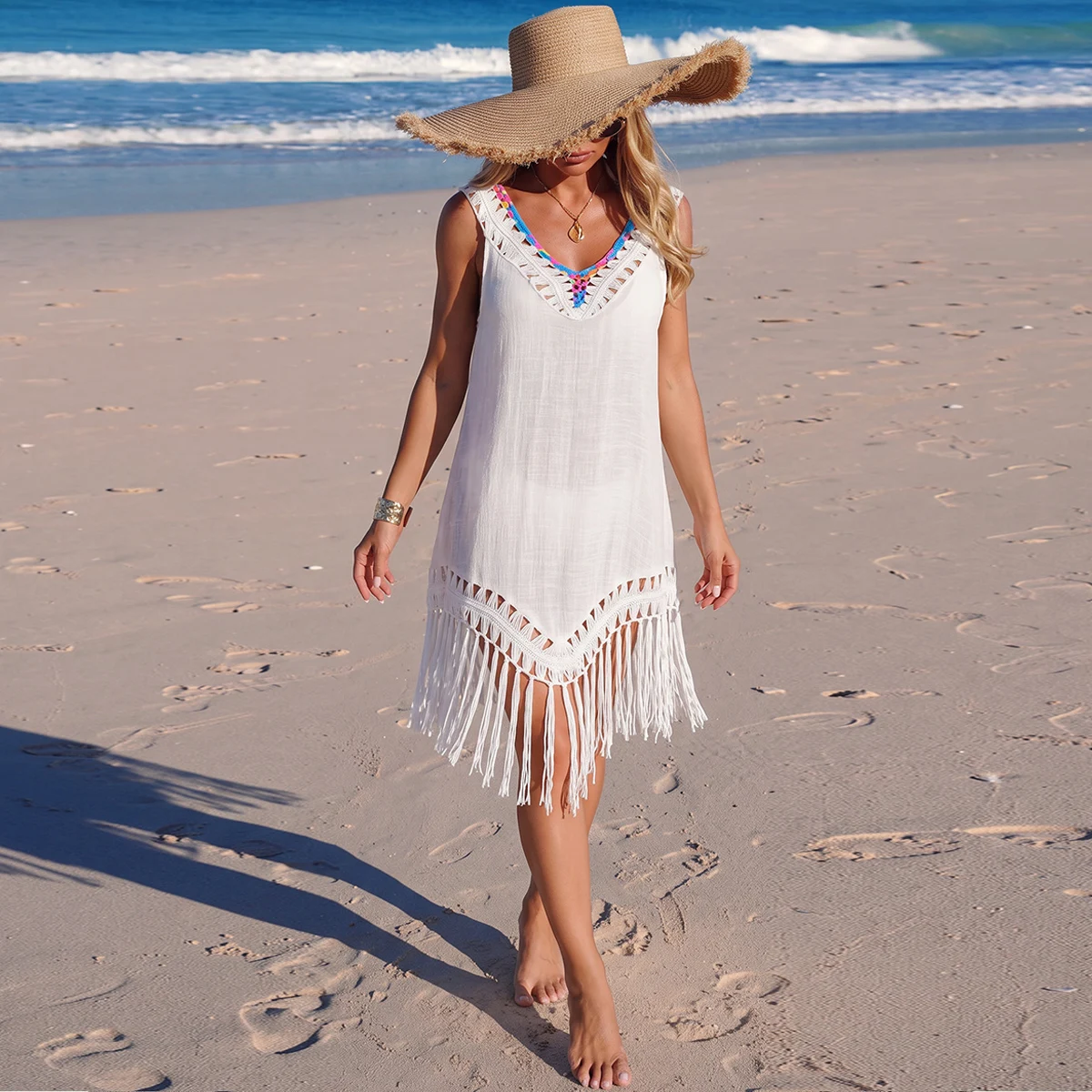 Handgefertigtes Patchwork-Kleid mit Fransenbesatz und lockerem Schnitt, farbenfroher Ausschnitt, leichtes, transparentes Strandkleid, modische Damen-Strandmode. – Detail 2
