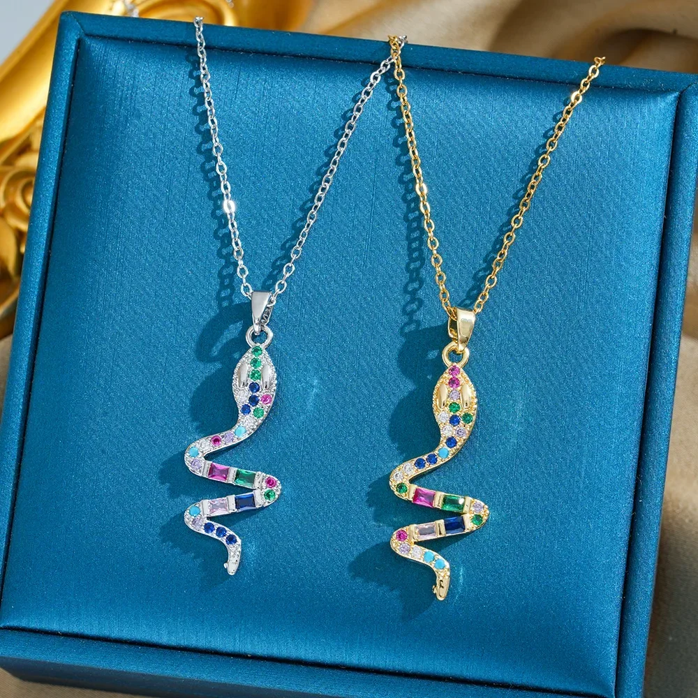 Новейшее легко инкрустированное цветное ожерелье из титановой стали со змеей и цирконом для женщин 2005 года - уникальное и многофункциональное.