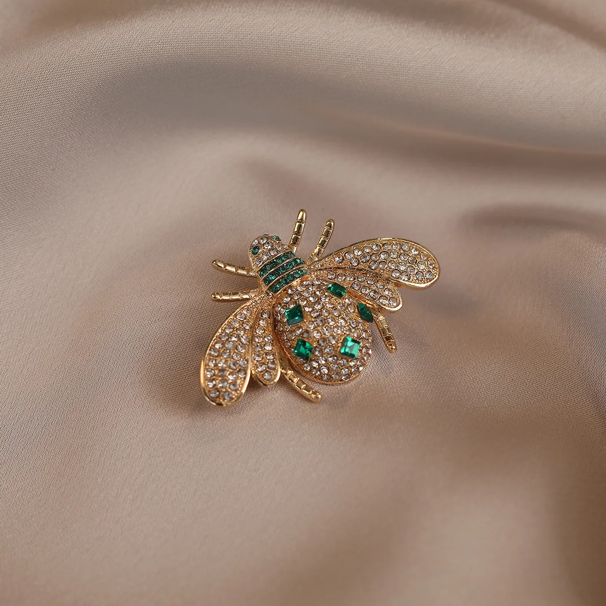 2PC new bee brooch high-end sense light luxury insect series high-end women's corsage coat personalized pin wholesale