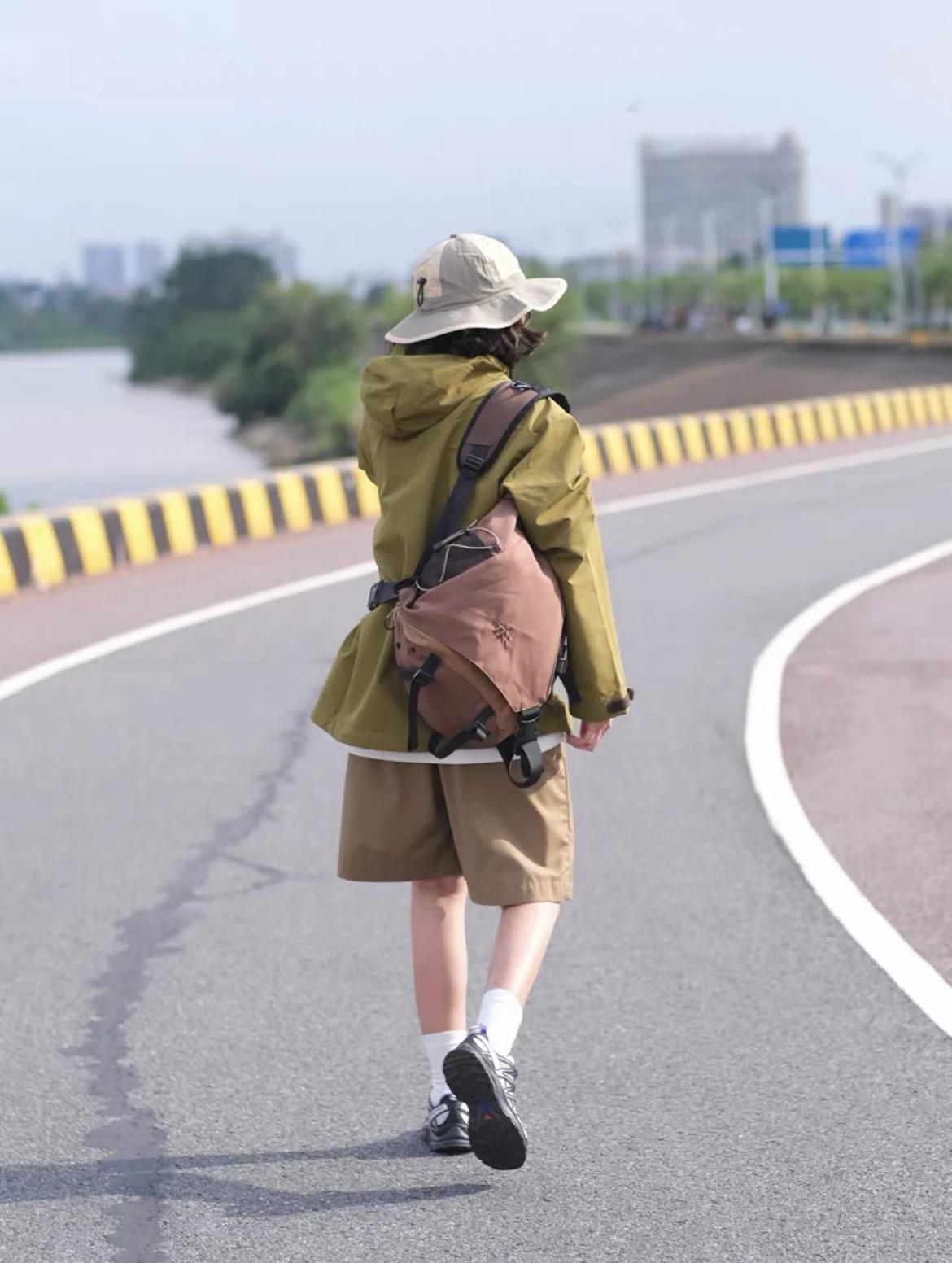 Streetwear tas punggung portabel pria, selempang dada nilon ringan gaya Korea untuk berpergian