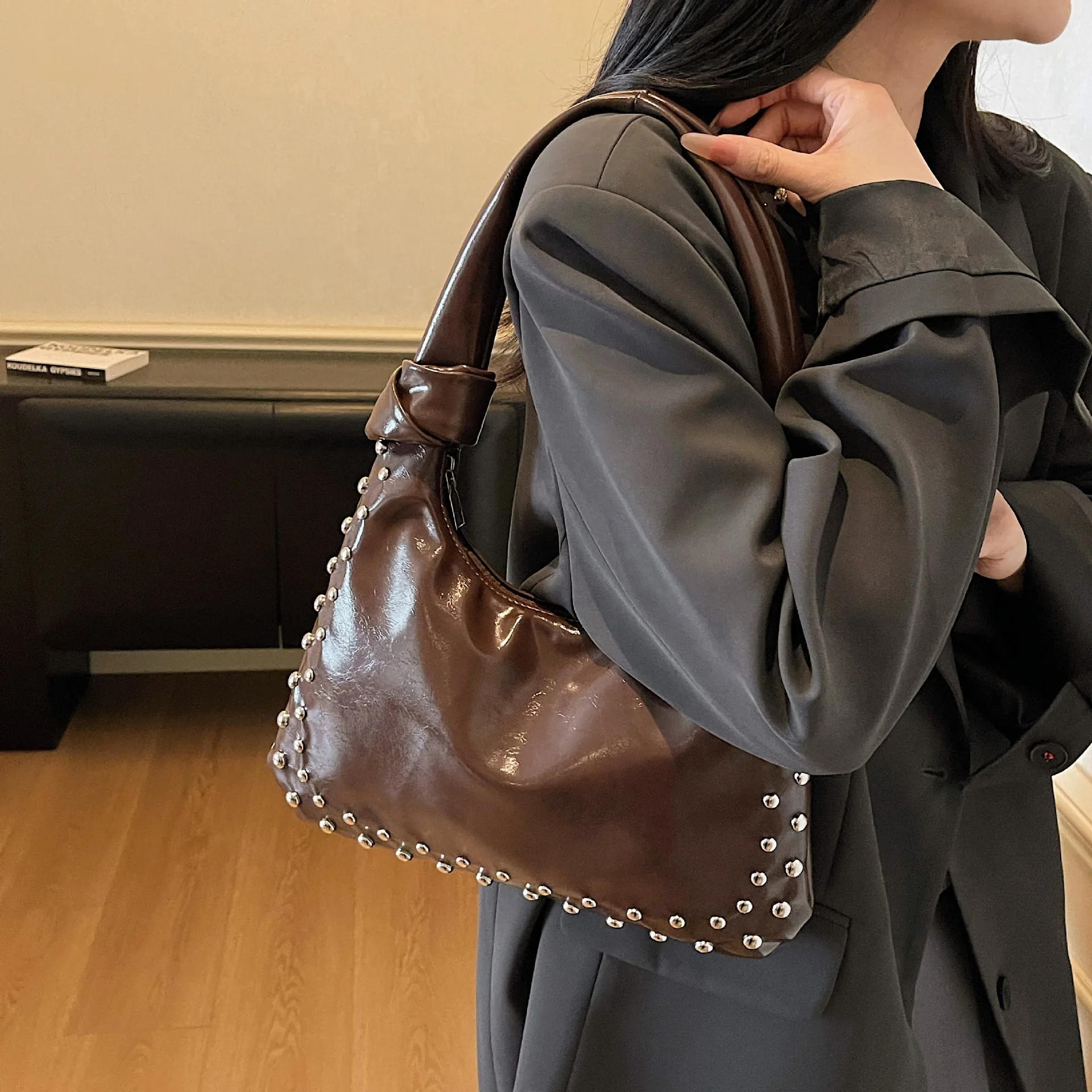 

Fashion Retro Underarm Bag Large Capacity Women's Hot-selling Women's Bag Casual Shoulder Bag Simple Versatile Rivet Tote Bag