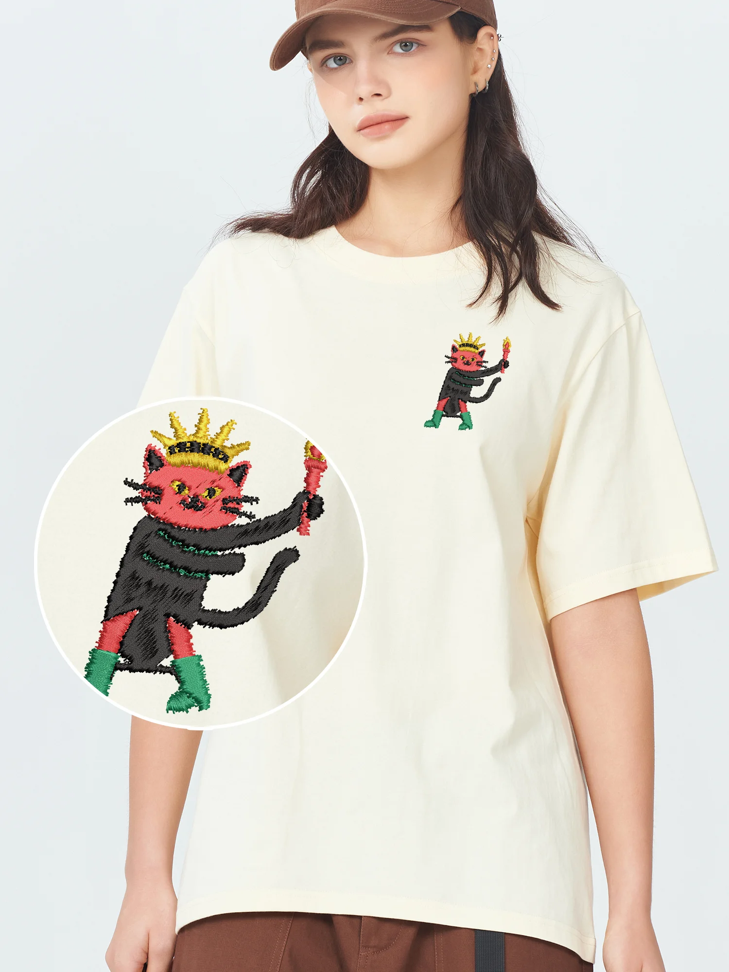

Unisex Embroidered T-Shirt Cat Taking Torch Cotton Oversized Fashionable Comfortable Streetwear Embroidery T-Shirt