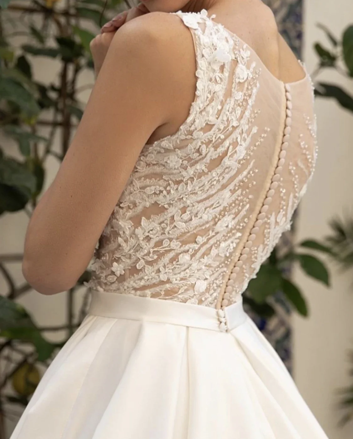 Vestidos De Casamento Com Tanque V-Neck, Apliques De Renda, Contas De Lantejoulas, Até O Pavimento, Vestido De Noiva Do Trem Da Varredura, Vestidos De Cetim Com Botão