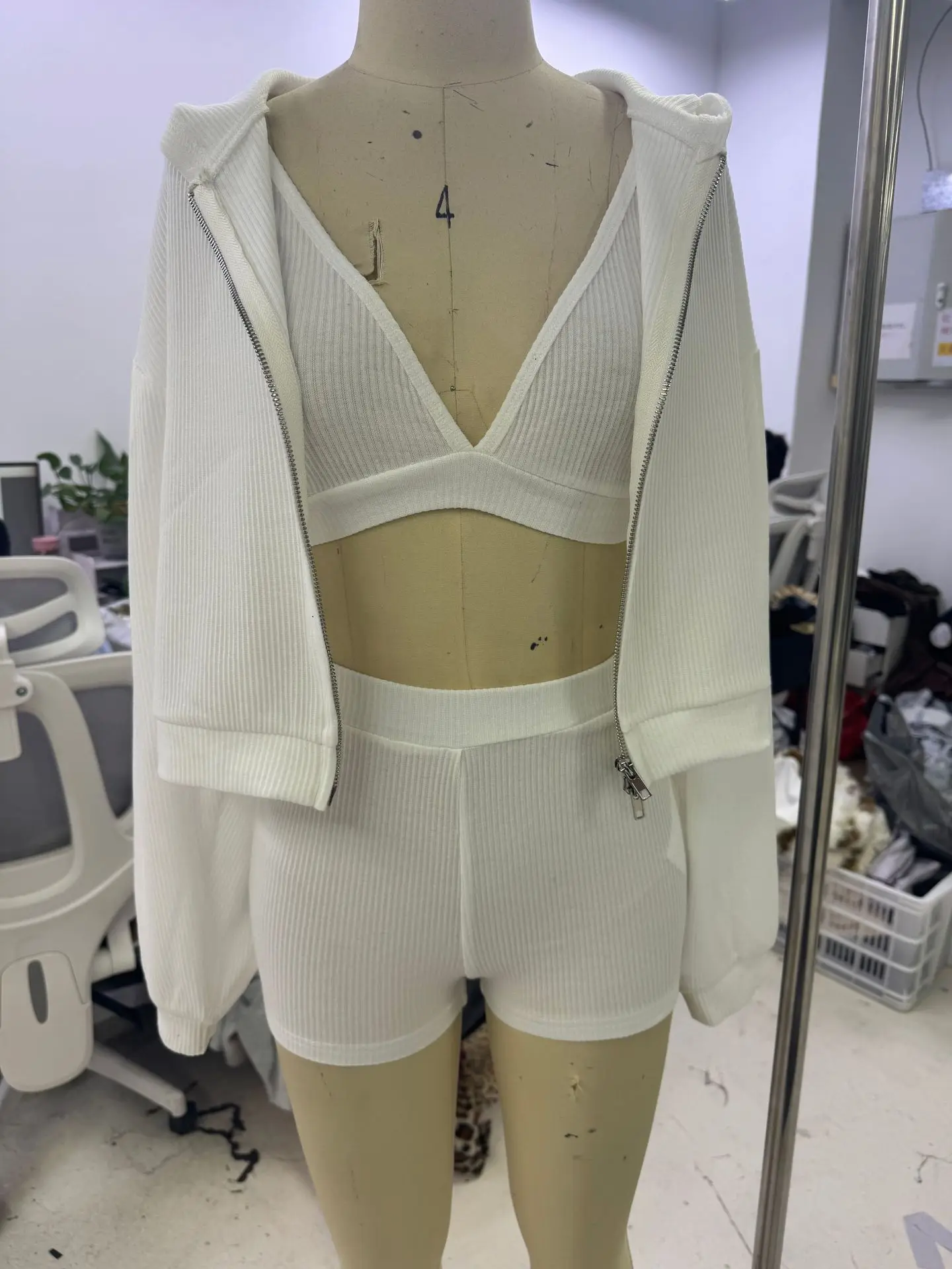 

Спортивные лаконичные женские комплекты из трех предметов, базовые бюстгальтеры + шорты с эластичной резинкой на талии + пальто на молнии с капюшоном, новые модные осенние наряды