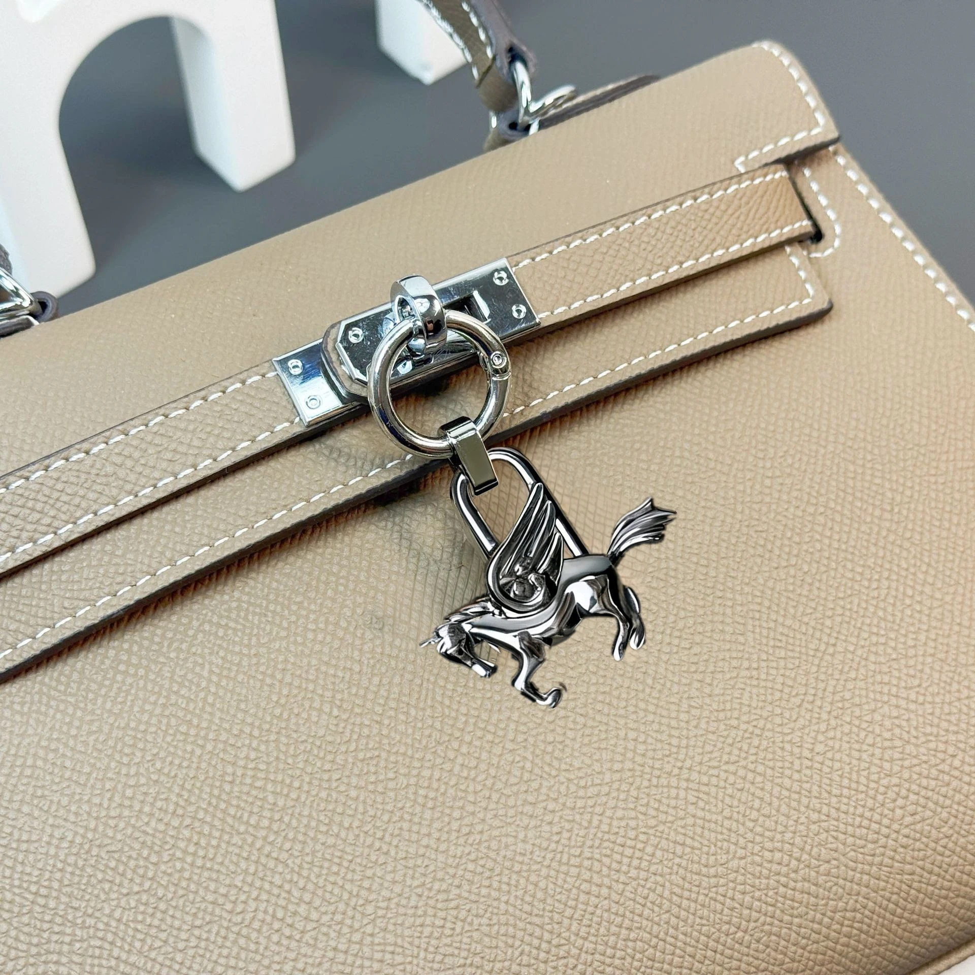 Hochwertiger Luxus-Taschenanhänger Pegasus-Charm aus Legierung, Pferde-Metall-Schlüsselanhänger für Birkin Kelly Taschen-Ornament