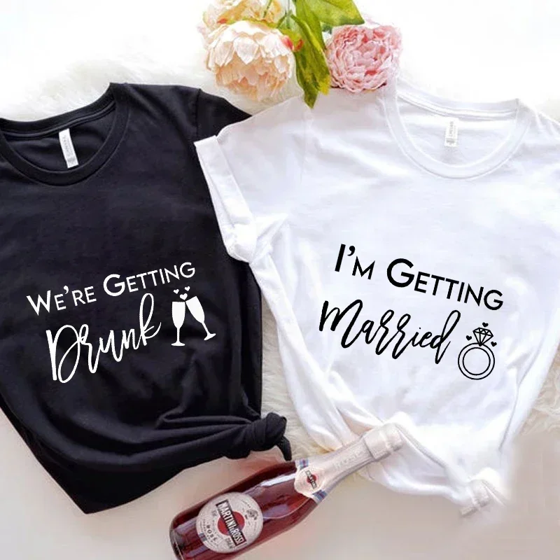 ฉันกําลังแต่งงาน T เสื้อ We're Getting Drunk เสื้องานแต่งงานแหวนเดี่ยวอําลา TEE เพื่อน Bachelorette Hen PARTY EVJF TShirt