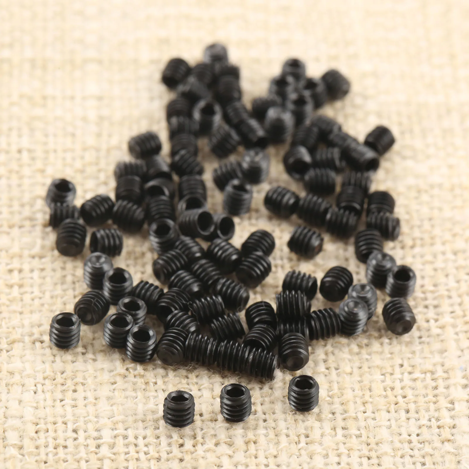 100pcs 1.5mm/1.6mm Industrial Sewing Machine Six Angle Pin Screws Metal Needle Support Screws for Flat Seaming Machines