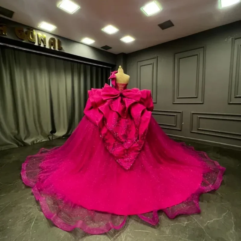 Abiti Quinceanera rossi rosa lucidi personalizzati con spalle scoperte Applique Stratificazione di pizzo Coda lunga Fiocco Vestido 15 Quinceanera