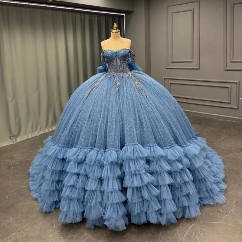 Robes de Quinceanera bleu brillant personnalisées, épaules dénudées, paillettes appliquées, nœud superposé en dentelle, longue queue, 15