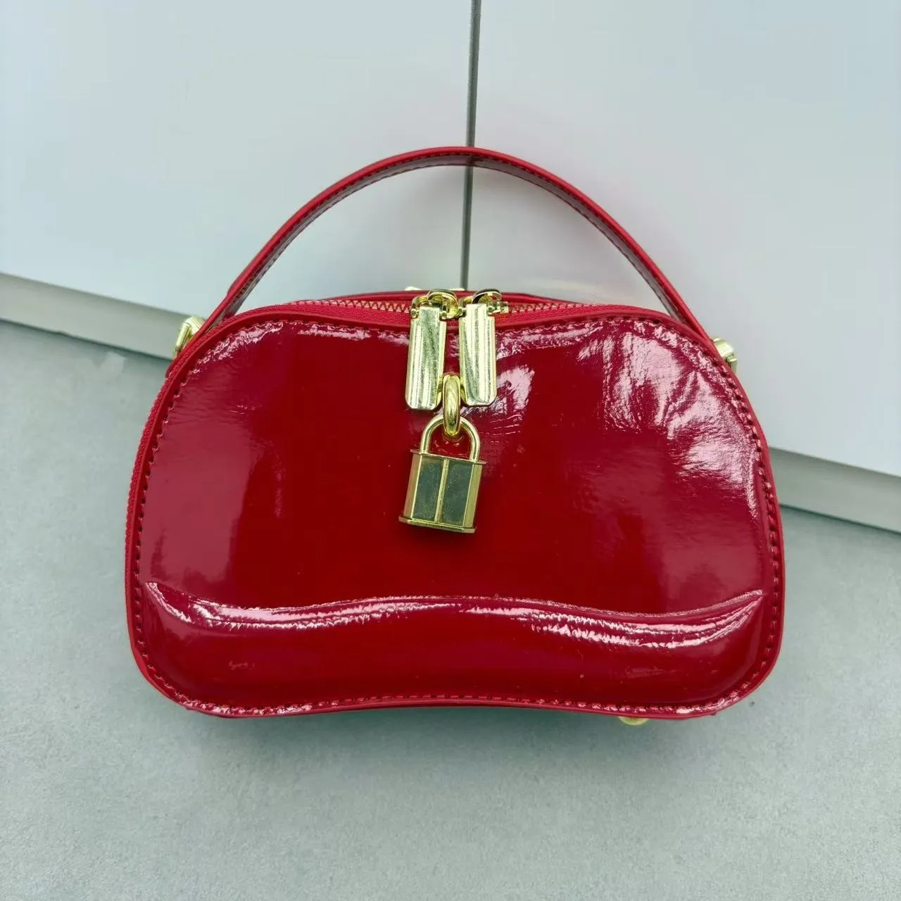 

High-End Vintage Crossbody Handbag For Women Everyday Commuter With Messenger Style And Simple Design