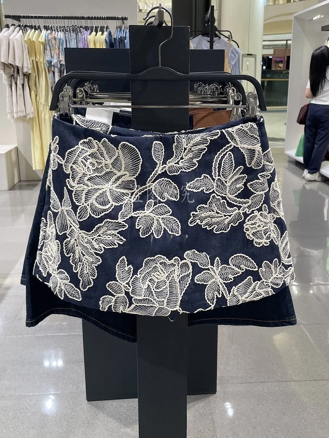 

Elegant Mid-Waist Short Skirt Pants for Women with Hidden Zipper And Flower Embroidery New Summer Fashion 2026