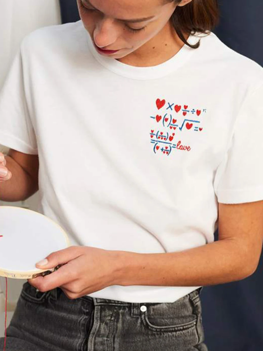 

Женская футболка с вышивкой в виде сердца, новинка 2024, французские повседневные шикарные футболки с круглым вырезом и коротким рукавом, летние простые модные футболки, женская одежда