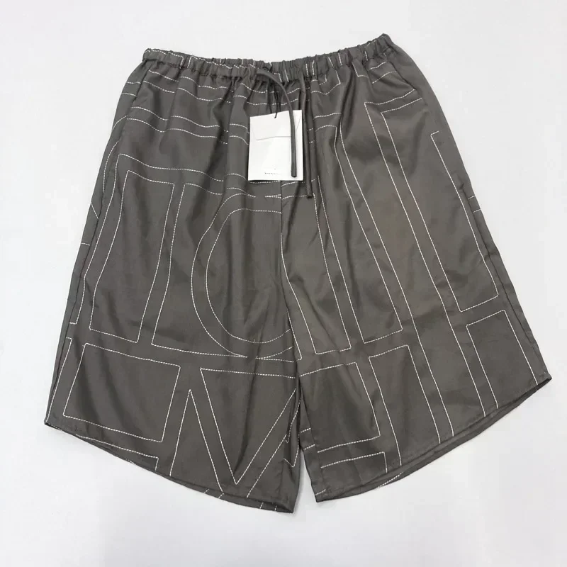 grey shorts