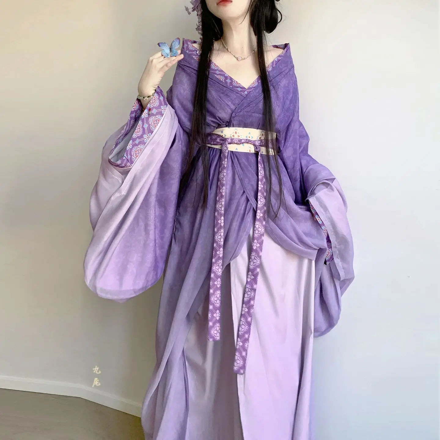 Da Qiao & Xiao Qiao Warring States Reenactment Gown - Cross Collar Zhiju with Long Train, Ethereal Winter Cosplay Hanfu