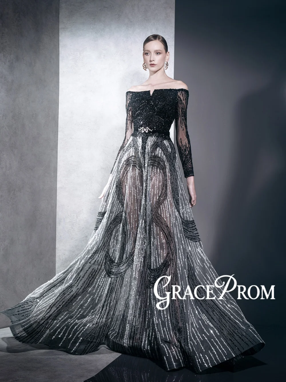 

Длинное вечернее платье трапециевидной формы с тяжелыми бисером. Изысканные платья для матери невесты с открытыми плечами на свадьбу. Шикарное вечернее платье по индивидуальному заказу.