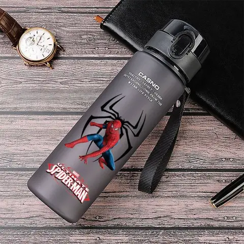 560ml Marvel Iron Man SpiderMan Capitan America Deadpool Resistente al calore e a prova di caduta Personaggio dei cartoni animati Bottiglia d'acqua per bambini Regalo