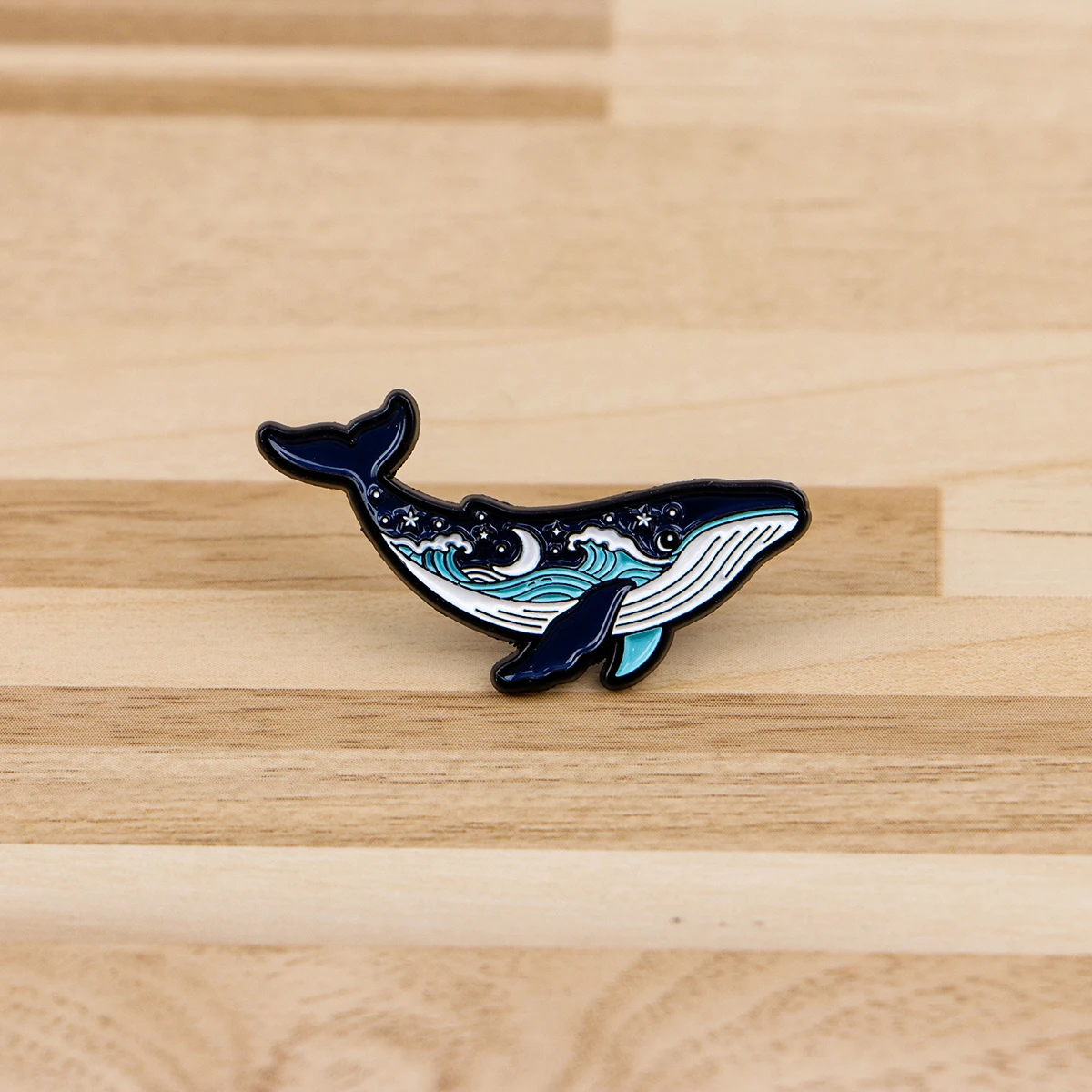 Sternenhimmel-Wal-Emaille-Pin, niedliche blaue Wal-Brosche, Wellen-Mond-Design, Anstecknadel für Rucksäcke, Schmuck, Kleidung, Dekoration – Detail 2