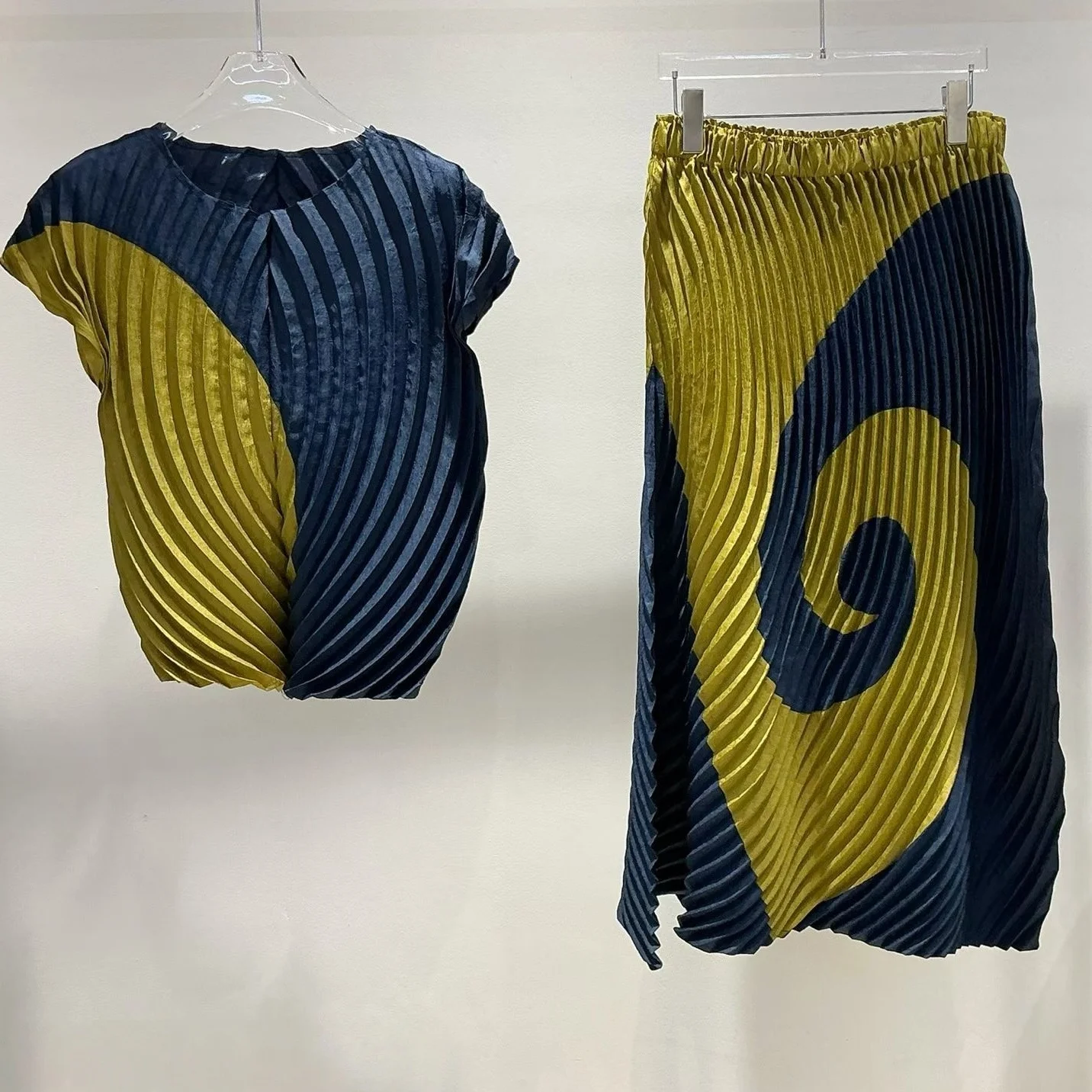 

Women's Color Block Pleated Set High Waist Skirt Short Sleeve Top Two Piece Ensemble Slimming Versatile Fashion Spring Stripe