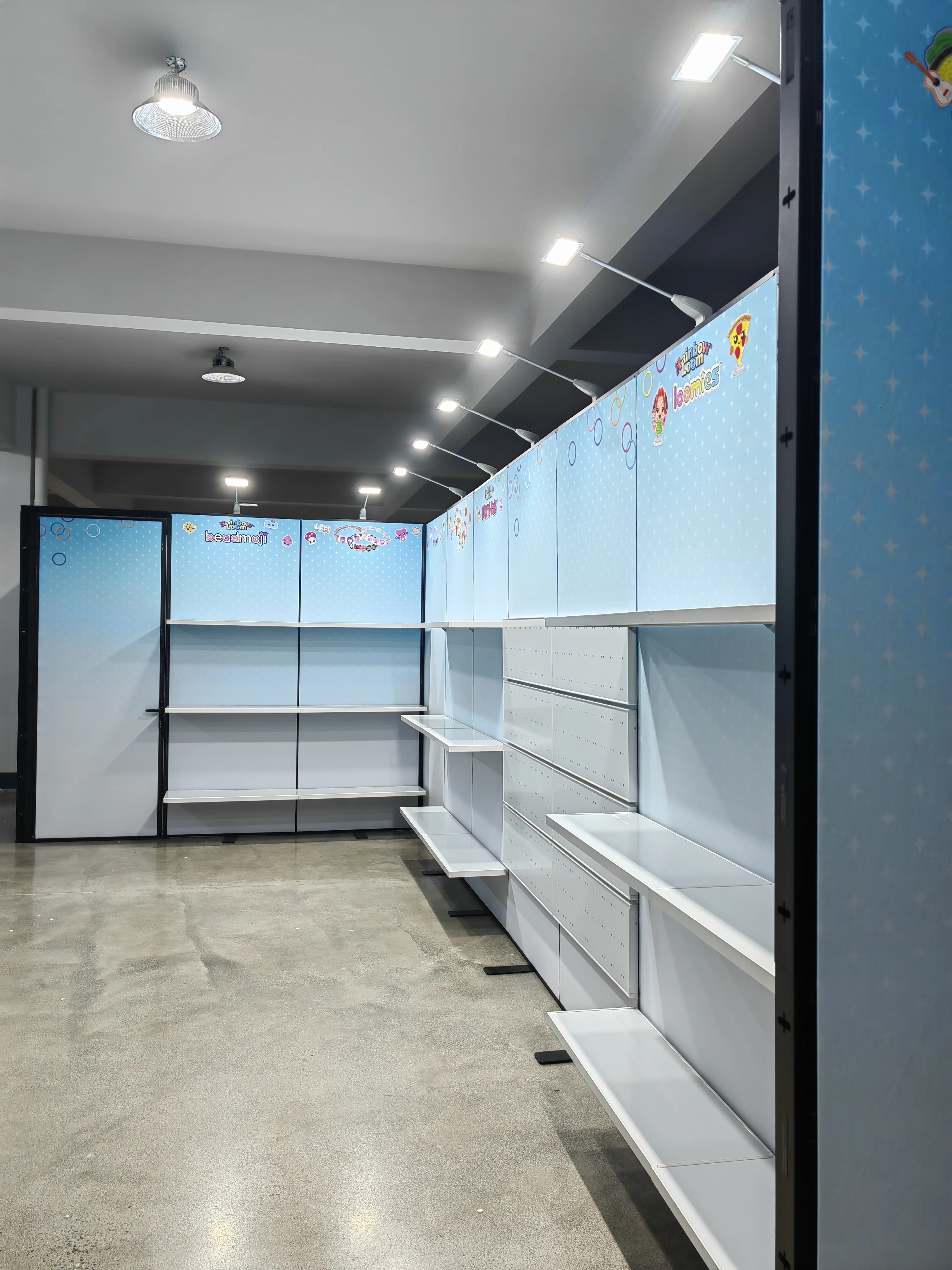 Grande stand de présentation commerciale 10x30, présentoir d'exposition personnalisé avec salle de rangement, comptoir d'émission commerciale