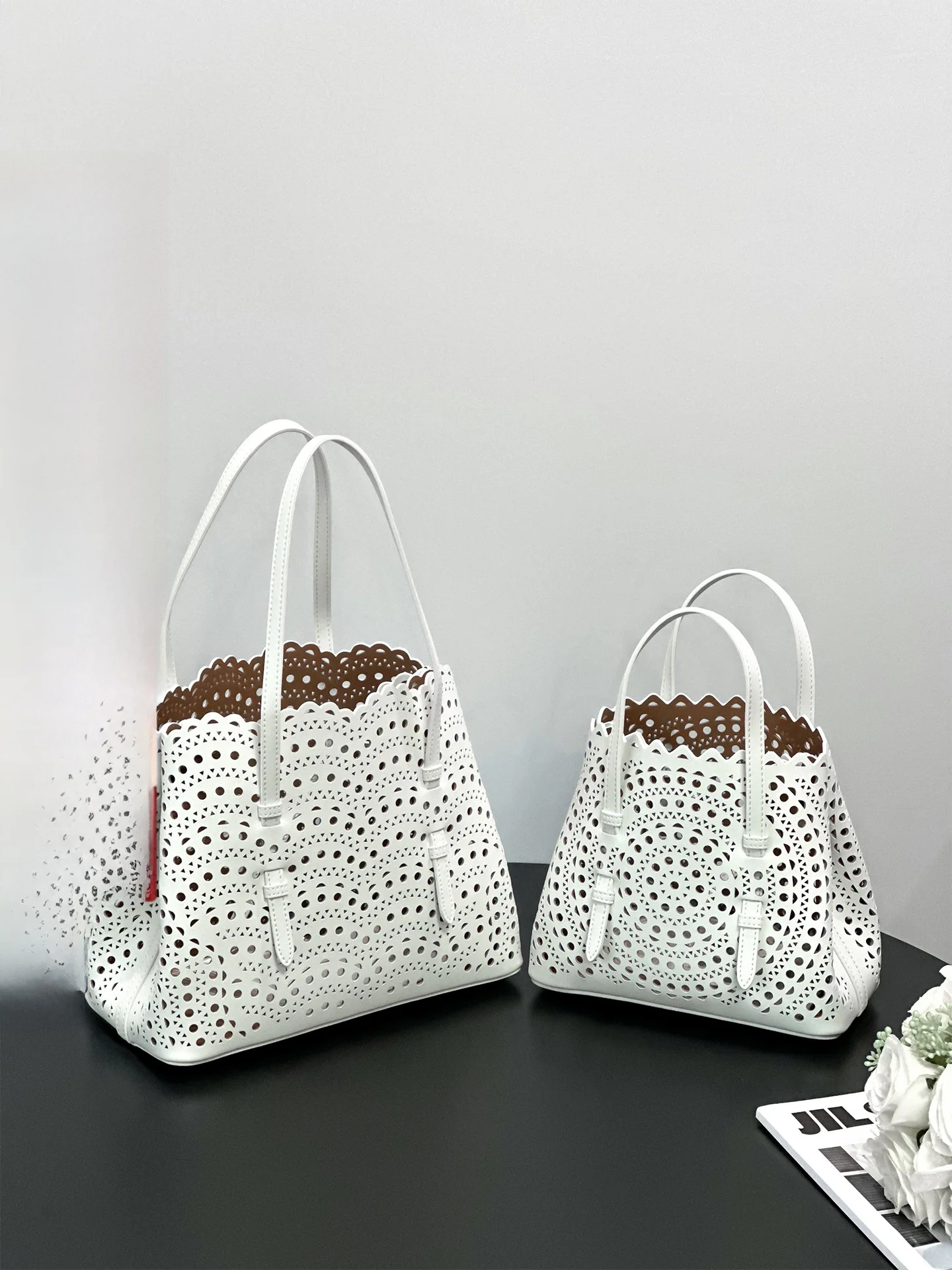 

Leather Handbag Hollow out Woven Women's oulder Crossbody Basket Bag Carved Flower Soft Tote Bag Modern Neutral Sle