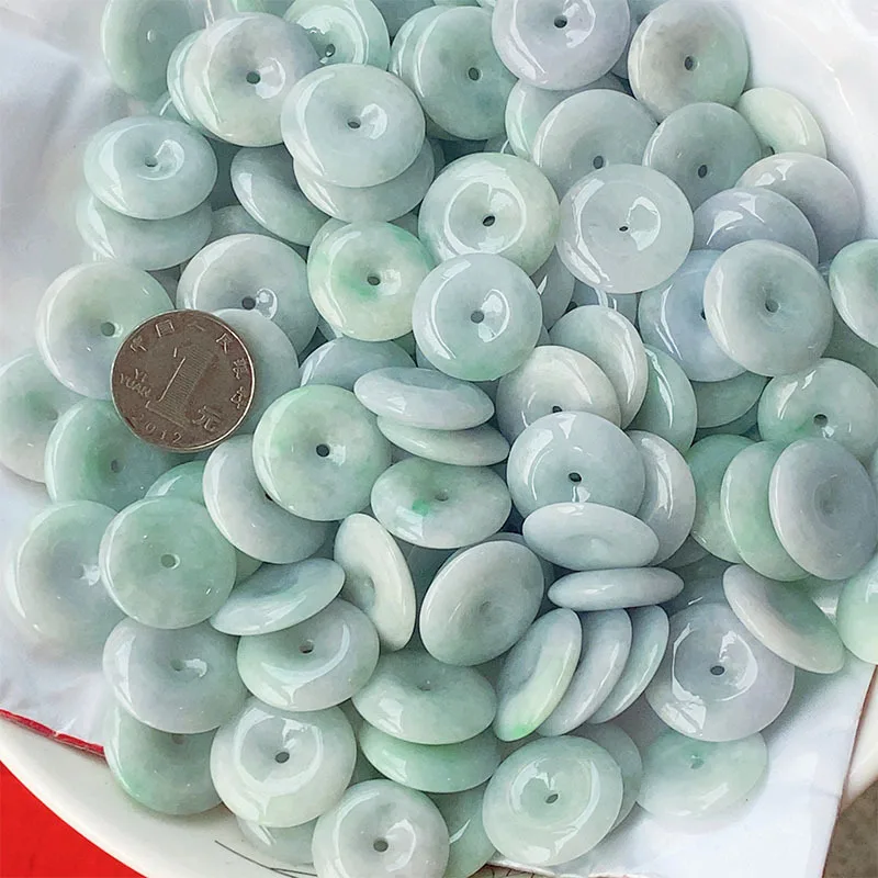 

Мьянманский нефрит, старинный, цвет «ледяной жемчуг», липкий, с зеленым отливом, пружинный цвет, подвеска-застежка для сумки