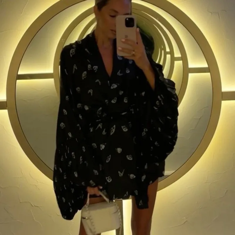 2025 ผู้หญิงผีเสื้อพิมพ์ชุดซาตินคนดังพิธีแขนยาว V คอ Lace Up หลวมปาร์ตี้วันเกิดชุดราตรี