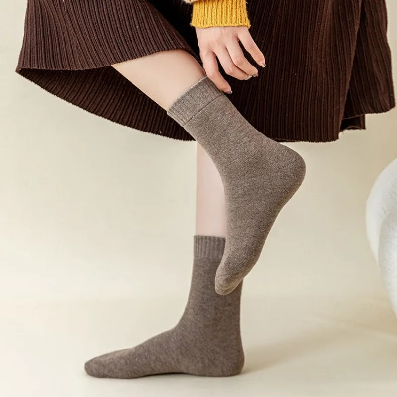 5 pares 2025 calcetines gruesos de punto a media pantorrilla para mujer calcetines cálidos con agarre de estilo Vintage Otoño Invierno chica escuela calcetines calientes mujer al por mayor