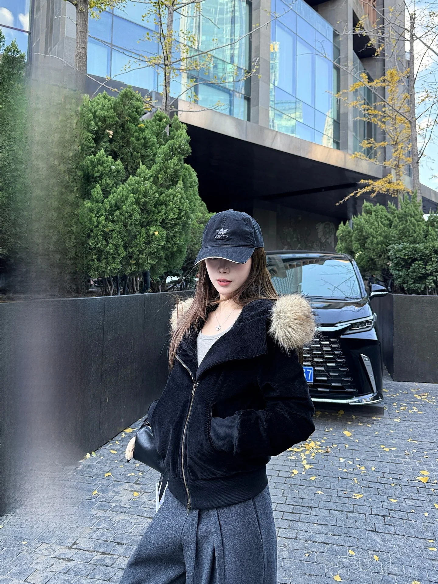 

Классическая женская зимняя утепленная куртка TeeH Milan Diary Bla ey 90 White Du down Corduroy с флисовой подкладкой