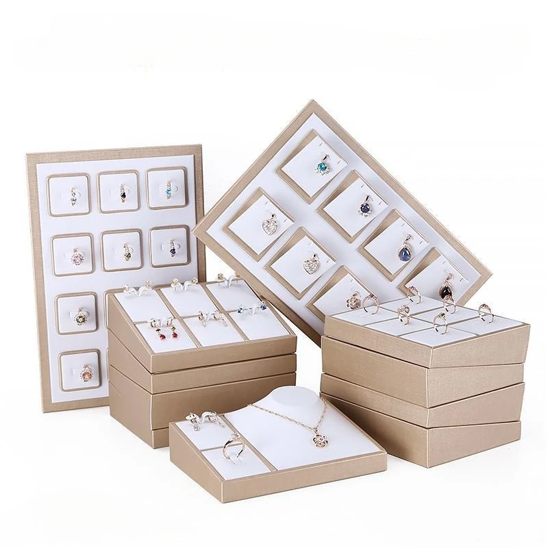 

Поднос для демонстрации ювелирных изделий Серьги-подвески Поднос для демонстрации ювелирных изделий Для хранения ювелирных изделий Шампанское Золото и белая кожа Luxuryjavascript: