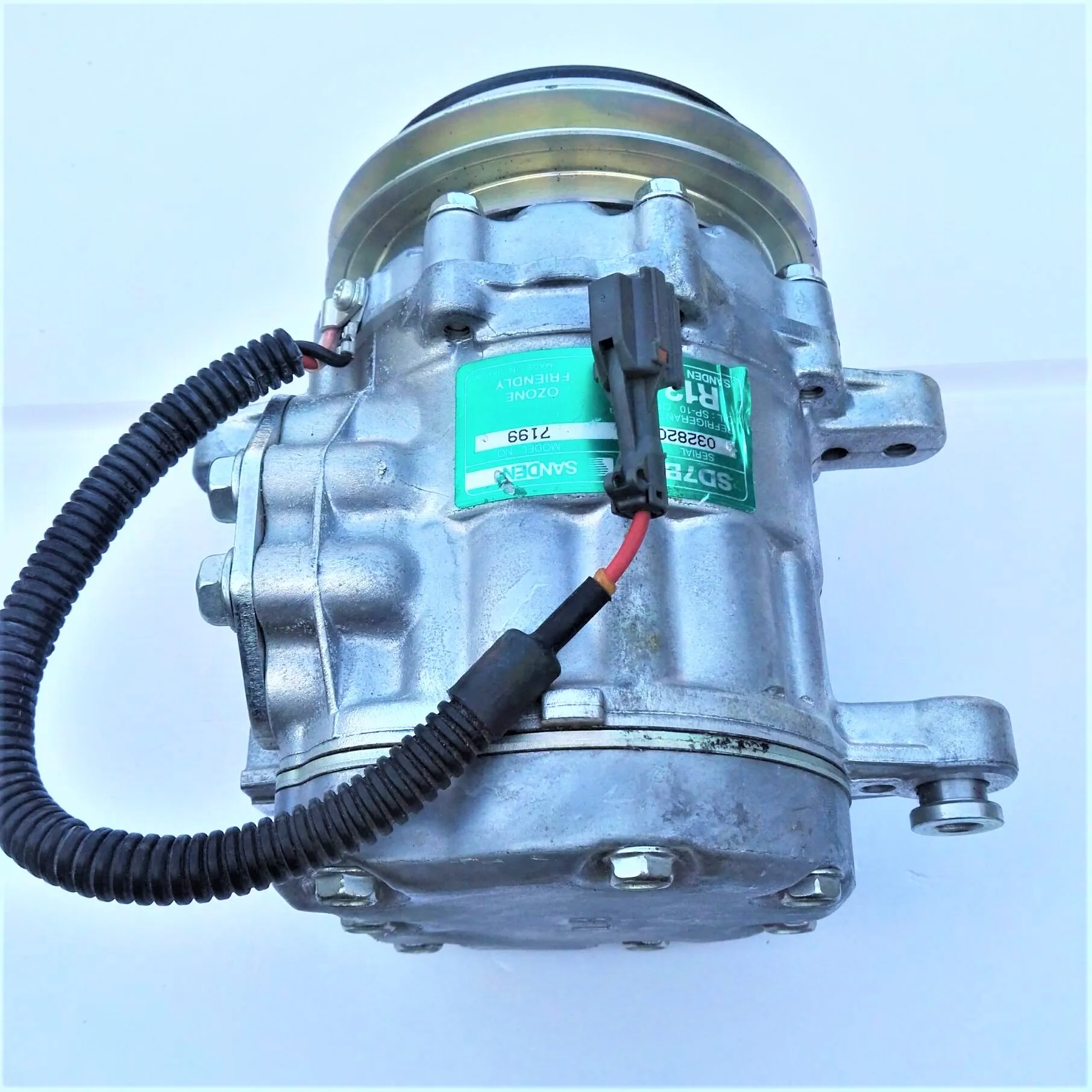 22L-979-2200 22L9792200 Compressor Excavator PC56-7 PC45mr-3 PC30mr-3 Air Conditioner