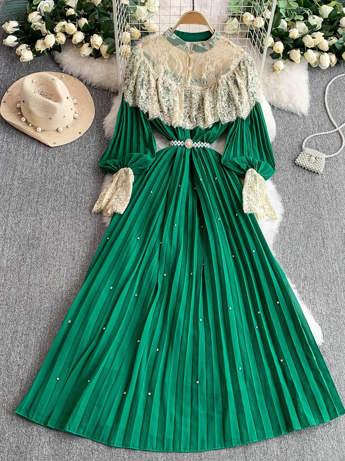 Vestido de Gala E com Gola Alta e Renda, Luxuoso com Bordado Pesado e Detalhes em Diamante, Cintura Ajustável e Psado